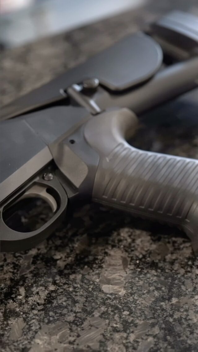 @benelli_usa M4 with @magdump_morgan 

#2a #shotgun #magdumpmonday #ffl #monadnock #firearms #monadnockfirearms #clintmorgan #magdumpmorgan